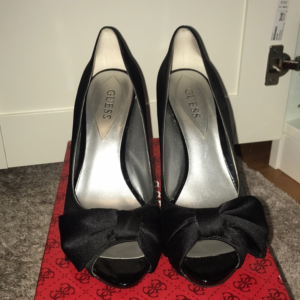 Black satin Guess WGTILLEY heels